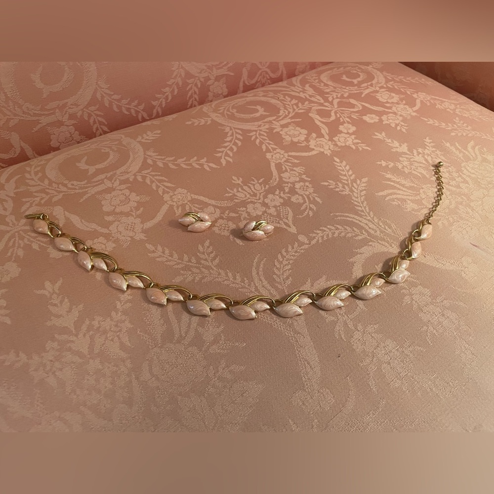 Vintage matching necklace and earring set, costume jewelry